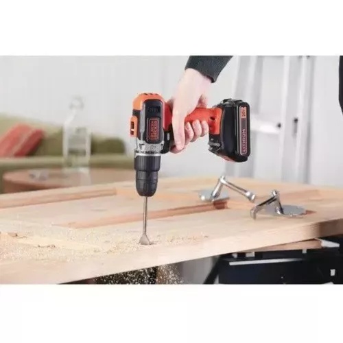 PARAFUSADEIRA BLACK & DECKER 20V VVR COM MALETA COM 1 BATERIA BCD704C1-BR