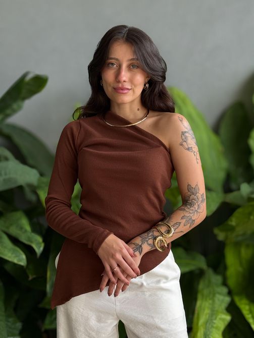 Blusa Nula Manga Assimétrica em Malha Ribana MARRO... - LOJA TUTTI FRUTTI