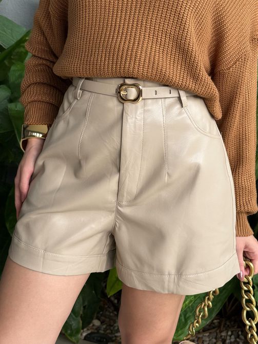 Shorts Couro Fake com Cinto CREME - LOJA TUTTI FRUTTI