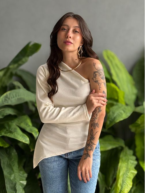 Blusa Nula Manga Assimétrica em Malha Ribana OFF W... - LOJA TUTTI FRUTTI