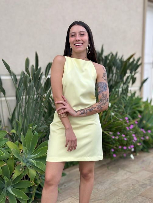 Vestido Curto Ananda em Crepe de Alfaiataria AMARE... - LOJA TUTTI FRUTTI