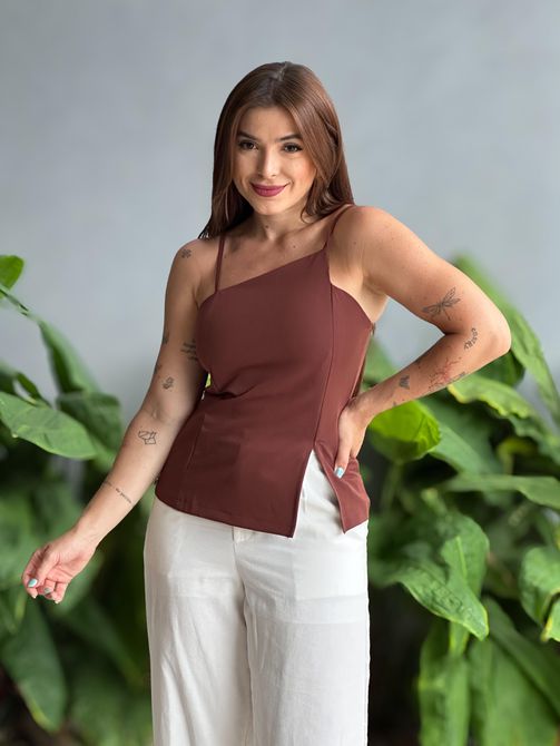 Blusa Assimetrica Juju MARROM - LOJA TUTTI FRUTTI