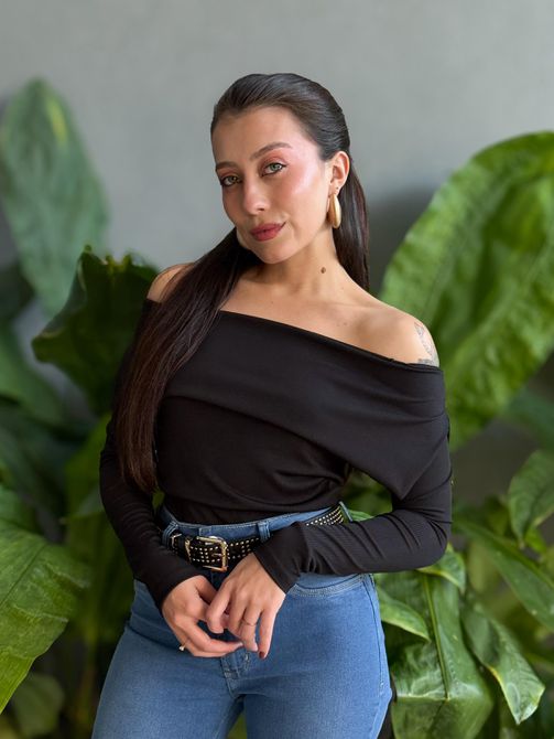 Blusa Amelie Manga Longa Decote Ombro a Ombro PRET - LOJA TUTTI FRUTTI