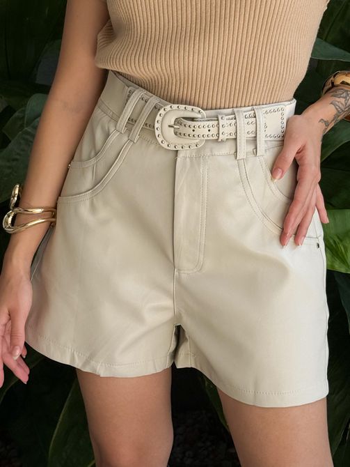Shorts Carline Couro Fake com Cinto OFF WHITE - LOJA TUTTI FRUTTI