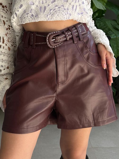 Shorts Carline Couro Fake com Cinto VERMELHO ESCUR - LOJA TUTTI FRUTTI