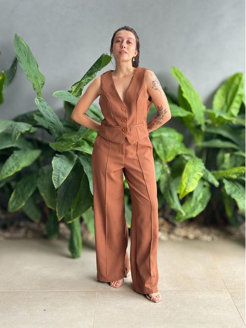Conjunto Vanessa Colete e Calça Pantalona MARROM - LOJA TUTTI FRUTTI