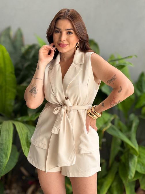 Conjunto Anahi Colete e Shorts em Alfaiataria BEGE... - LOJA TUTTI FRUTTI