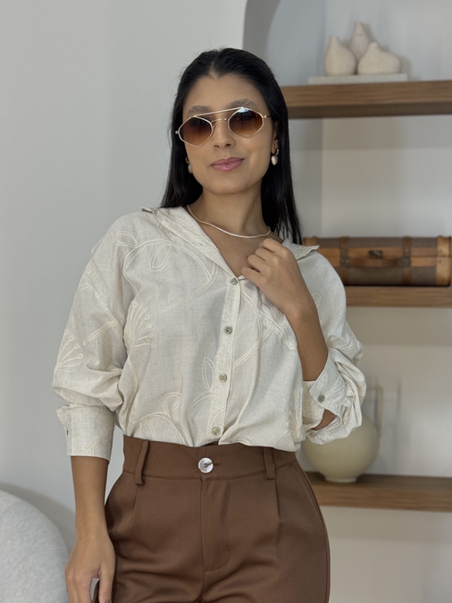 Camisa Viscolinho Bordada Areia - Loja La Mina 