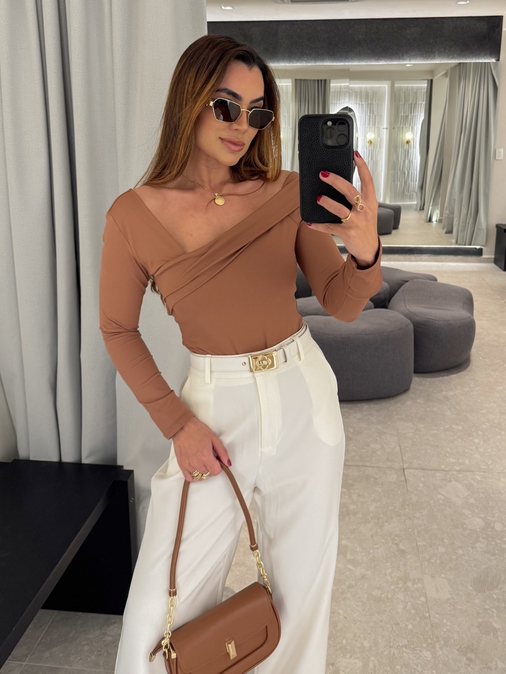 Body Decote Assimétrico Luna Caramelo - Loja La Mina 