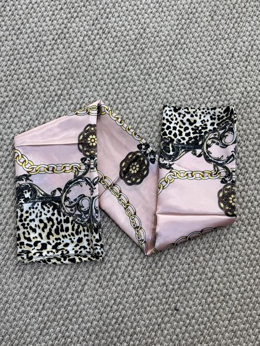 Lenço Cetim Corrente Rosa - Loja La Mina 