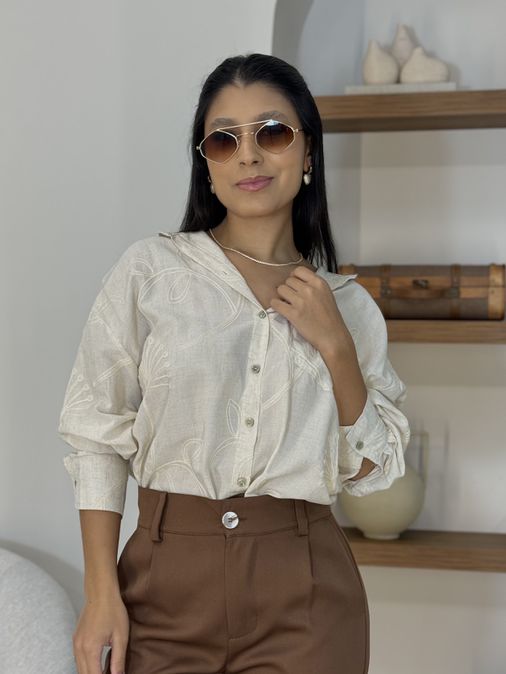 Camisa Viscolinho Bordada Areia - Loja La Mina 