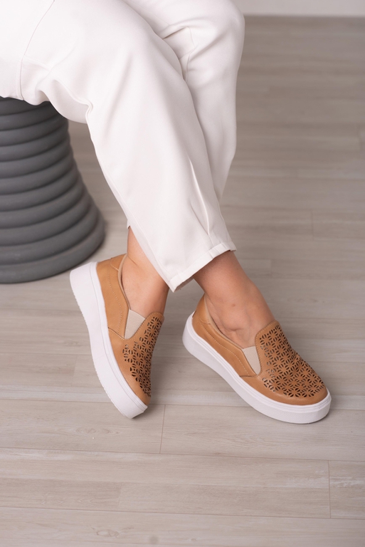 Tênis Slip On Furos Laser_3068- Caramelo - Carolina Lins