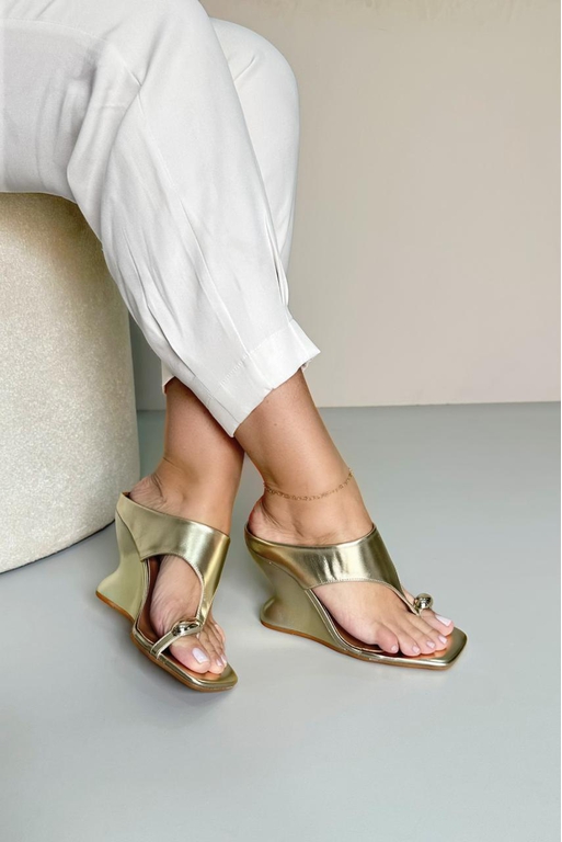 Tamanco Anabela Peça Dedo 10 cm_3395- Ouro - Carolina Lins