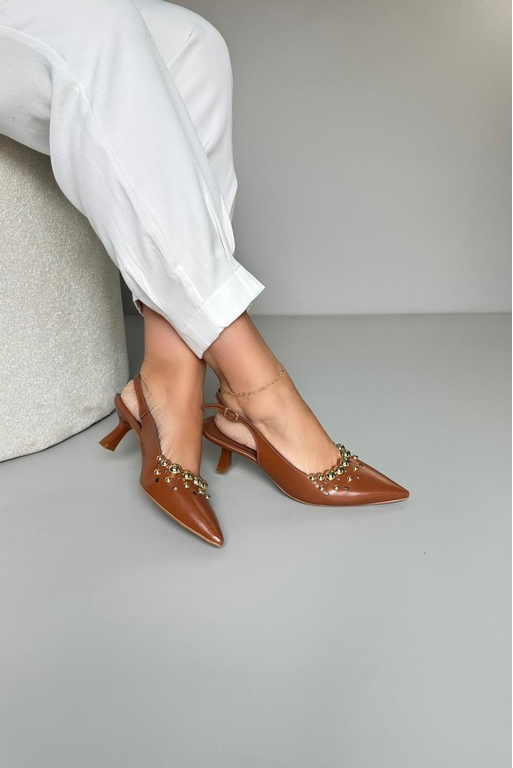 Scarpin Bolas Fivela 7 cm_3407- Caramelo - Carolina Lins