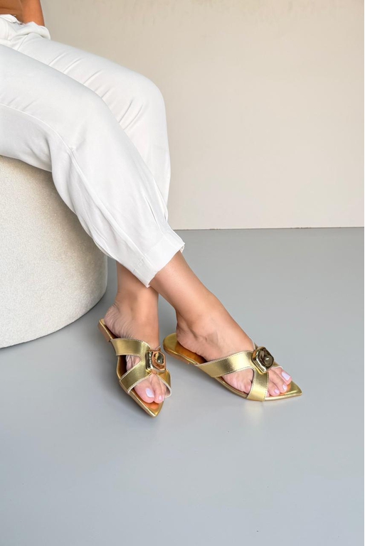 Sandália Rasteira Bico Folha Festa_3449- Ouro - Carolina Lins