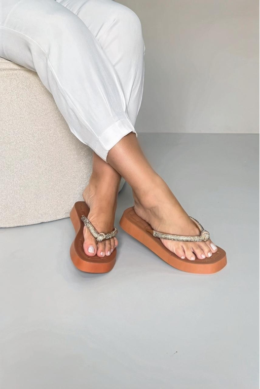 Chinelo Matelace Strass_3478- Caramelo - Carolina Lins