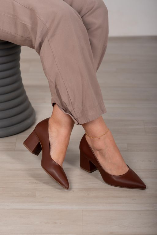 Scarpin Salto Bloco Liso 6 cm_3254- Marrom - Carolina Lins