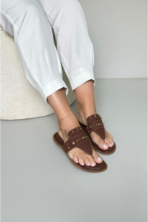 Sandália Rasteira Dedo Mini Pirâmides_3429- Marrom... - Carolina Lins