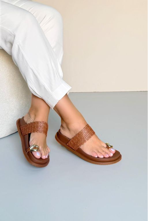Sandália Papete em Couro Dedo Trama_3437- Marrom - Carolina Lins