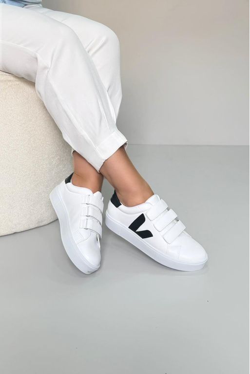 Tênis Detalhe V Mega Confortável_3464- Branco/Pret... - Carolina Lins