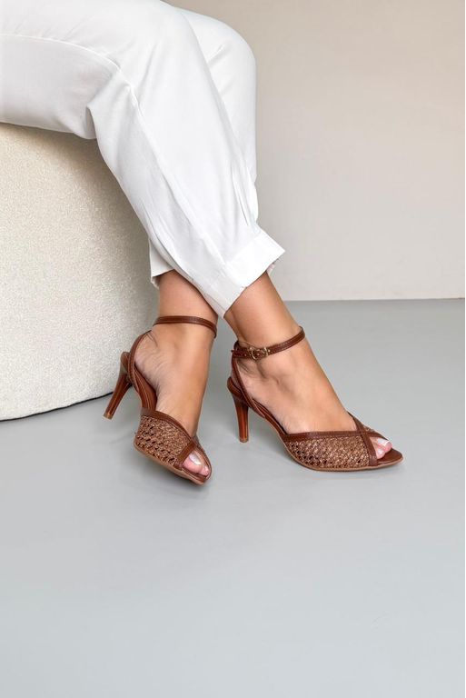 Sandália Salto Fino Trama 9 cm_3483- Marrom - Carolina Lins
