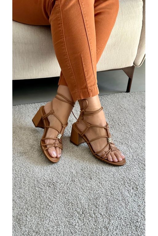 Sandália Detalhe Peça de Amarrar 7 cm_456- Caramel... - Use Isa Shoes