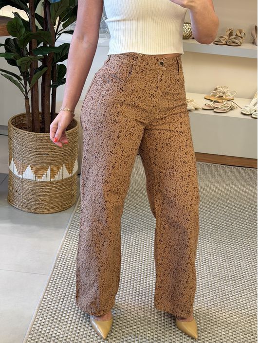 Calça Lez a Lez Wide Leg Estampada Em Sarja Marrom... - CS BY KATI