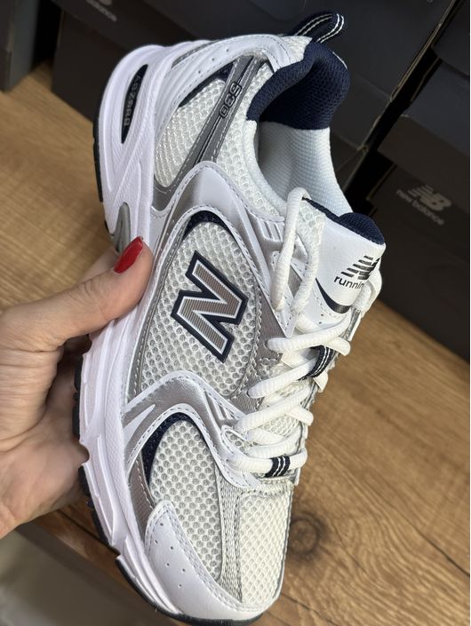 Tênis New Balance 530SG Branco E Marinho 0706T - K... - CS BY KATI