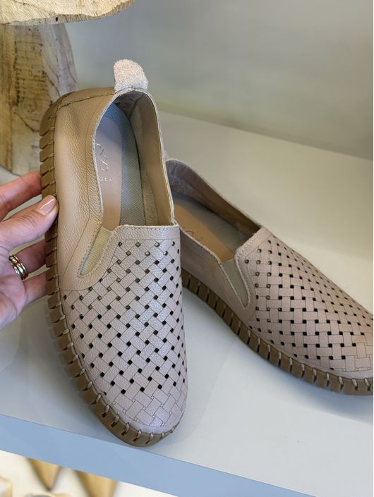 Tênis Cs Shoes Com Detalhe de Costura No Solado Be... - CS BY KATI