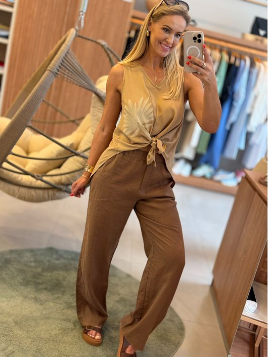 Regata Lez a Lez Decote V Estampa Localizada Bege ... - CS BY KATI