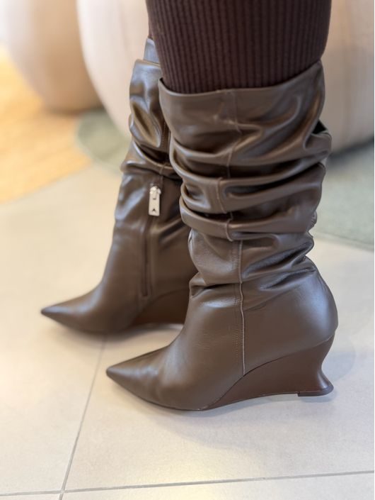 Bota Carrano Slouchy Anabela Couro Marrom Dark 270... - CS BY KATI
