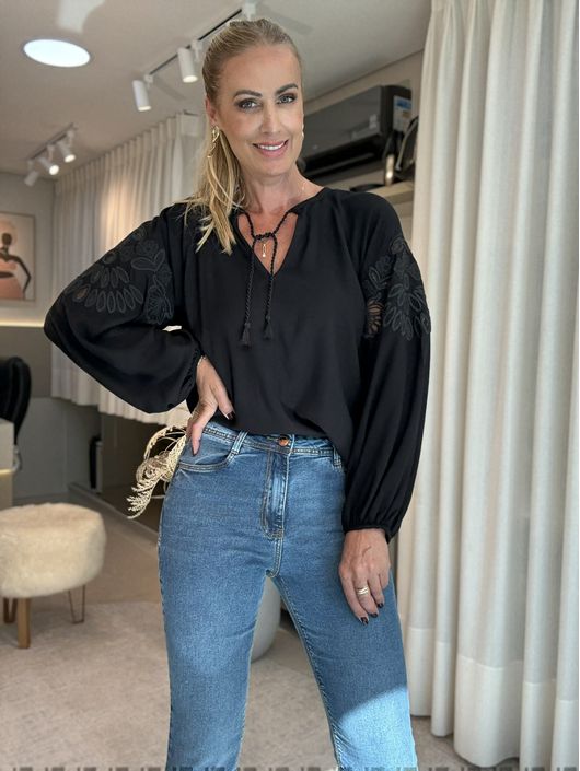 Blusa De Mangas Longas Bufantes Com Bordados E Ama... - CS BY KATI