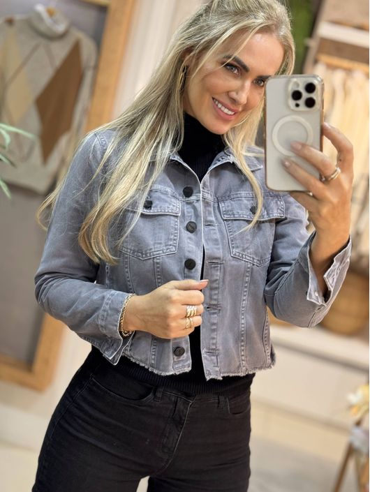 Jaqueta Sarja Estonada Com Barra Desfiada Cinza -... - CS BY KATI