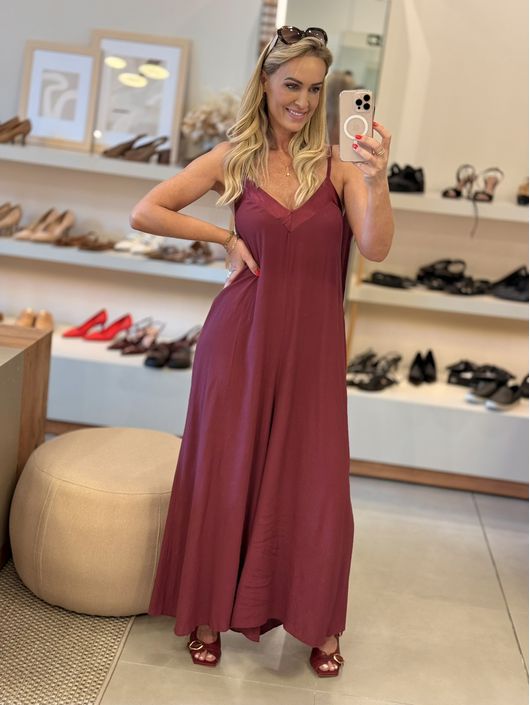 Macacão MS Com Detalhe Em Cetim No Decote V Bordô ... - CS BY KATI