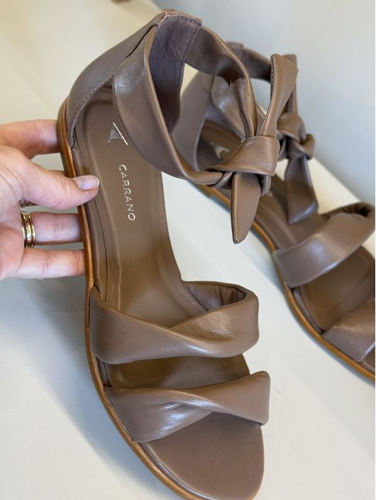 Sandália Carrano Flat Twist Lace Marrom Mocha 1609... - CS BY KATI