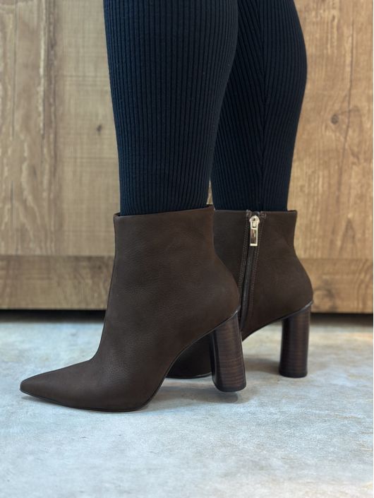 Bota Salto Oval Alto Couro Nobuck Marrom Dark Brow... - CS BY KATI