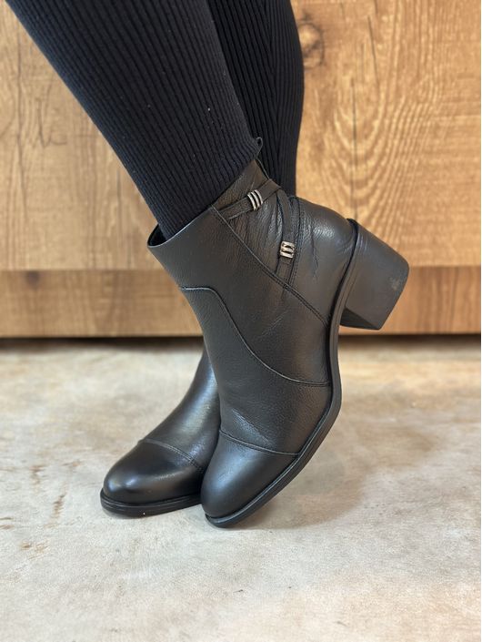 Bota De Couro CS Shoes Detalhe Cruzado Preto - K00... - CS BY KATI