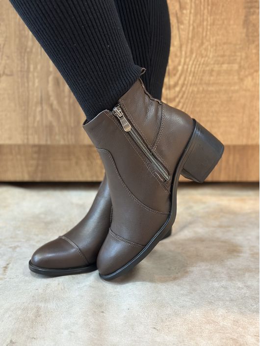 Bota De Couro CS Shoes Com Salto E Zíper Marrom ... - CS BY KATI