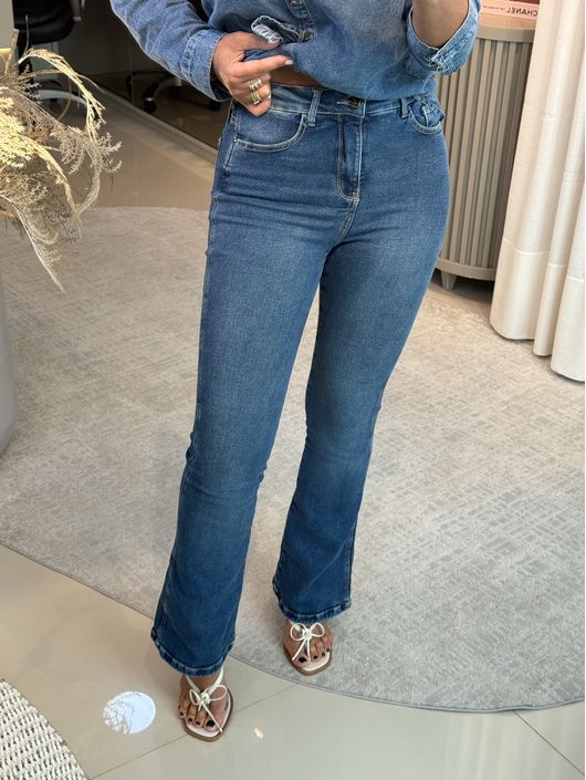 Calça Jeans Flare Com Cintura Alta E Tecnologia Pe... - CS BY KATI