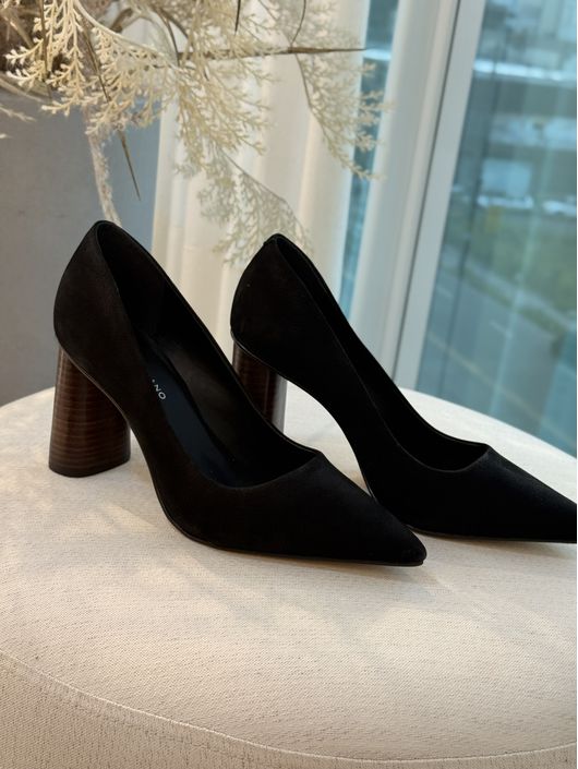 Scarpin Emma Salto Oval Couro Nobuck Preto - K5080... - CS BY KATI