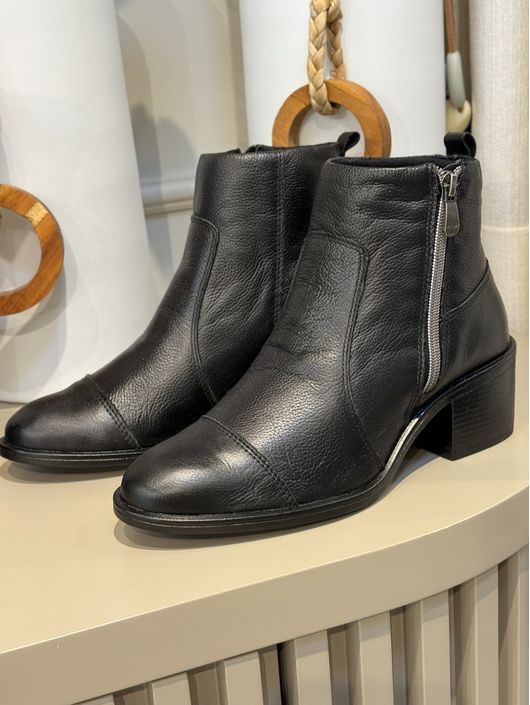 Bota De Couro CS Shoes Com Salto E Zíper Preto - K... - CS BY KATI