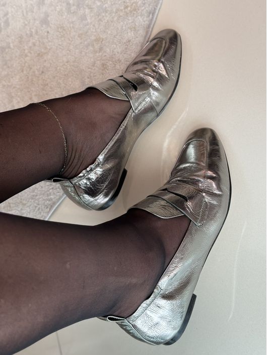 Loafer Slipper Bico Alongado Couro Spechio Metaliz... - CS BY KATI