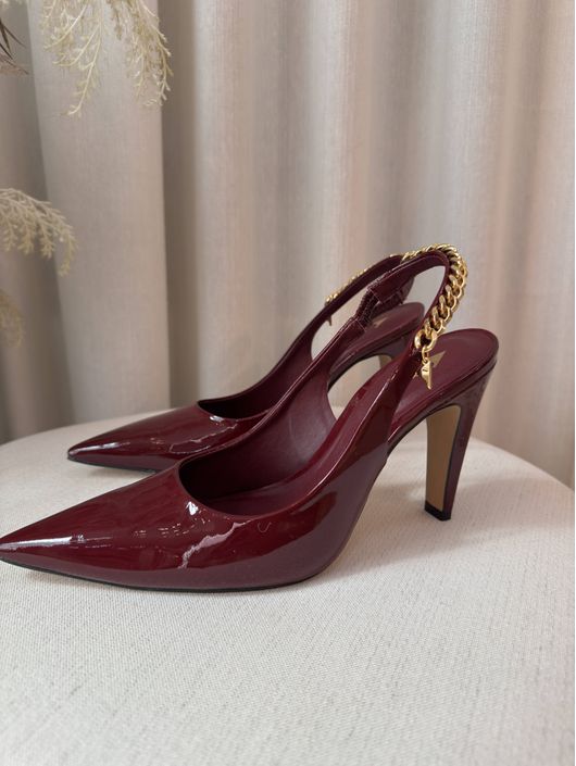 Scarpin Slingback Chain Charm Couro Verniz Vinho M... - CS BY KATI