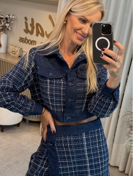 Jaqueta Jeans Cropped Com Gola E Padronagem Xadrez... - CS BY KATI