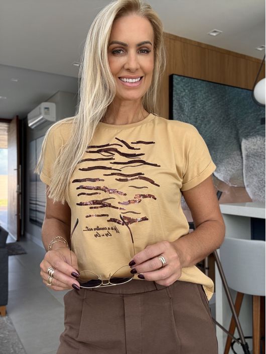 Blusa T-shirt De Mangas Curtas Com Estampa E Paetê... - CS BY KATI
