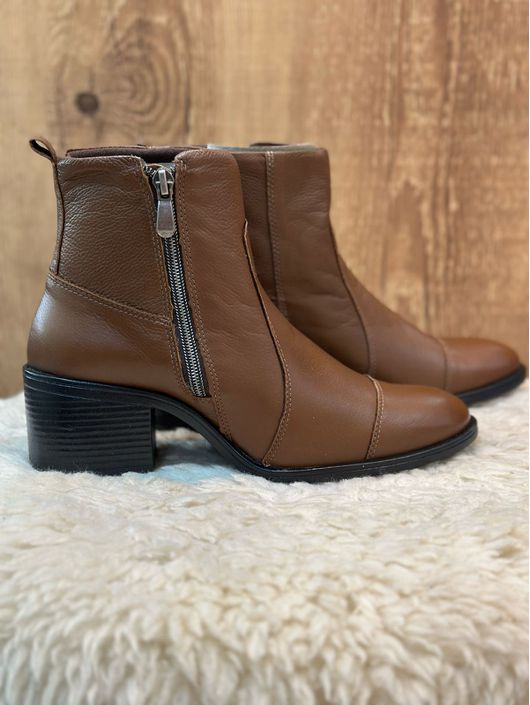 Bota De Couro CS Shoes Com Salto E Zíper Caramelo ... - CS BY KATI