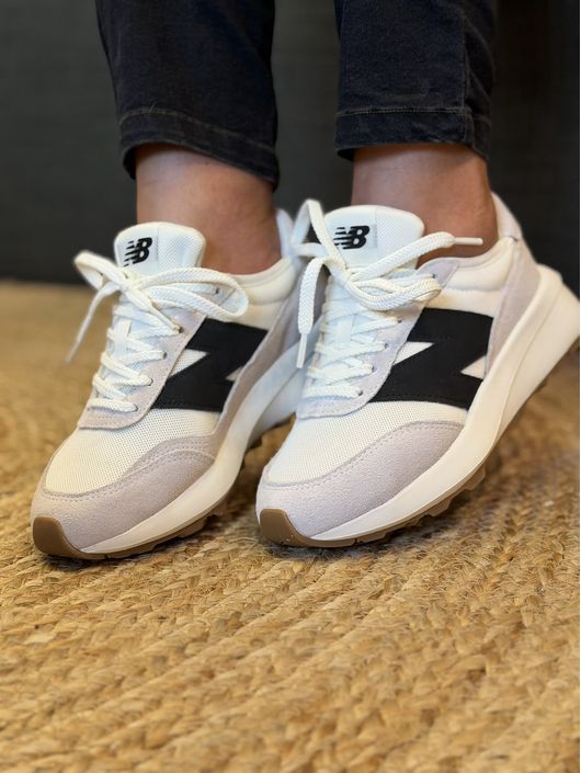 Tênis New Balance 370v1 Preto/Bege 1602 - K272550N... - CS BY KATI