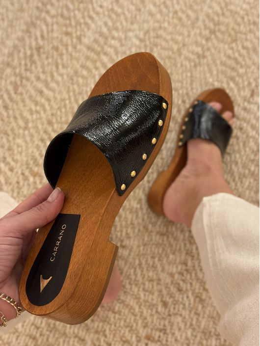 Tamanco Flat Carrano Wood Studs Couro Verniz Preto... - CS BY KATI