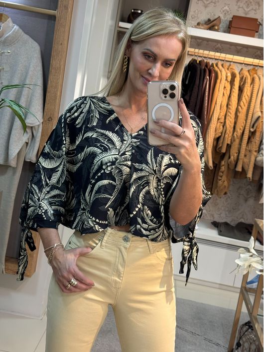Blusa Lez a Lez Curta Estampada com Mangas 3/4 e A... - CS BY KATI