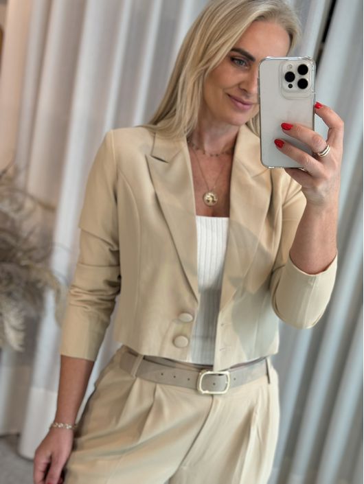 Blazer Manga Longa Cropped Alfaiataria Bege - K755... - CS BY KATI